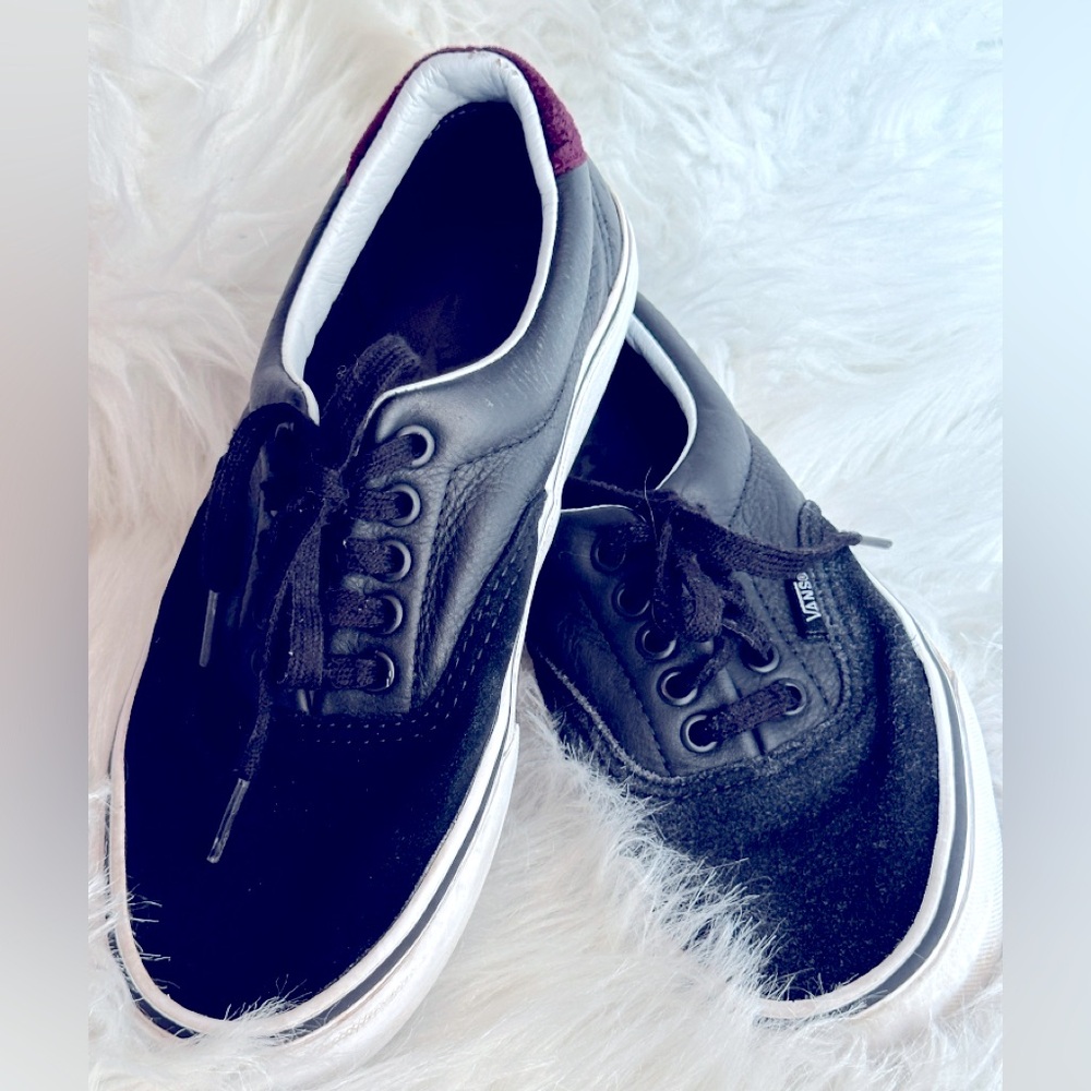 EUC Vans Black‎ Sneakers with White Soles Unisex Size 7
